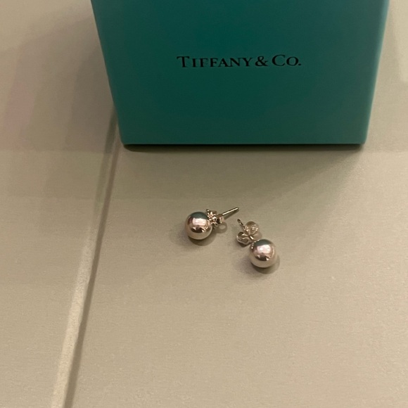 Tiffany HardWear
Ball Earrings
in Silver, 8 mm - Picture 3 of 3